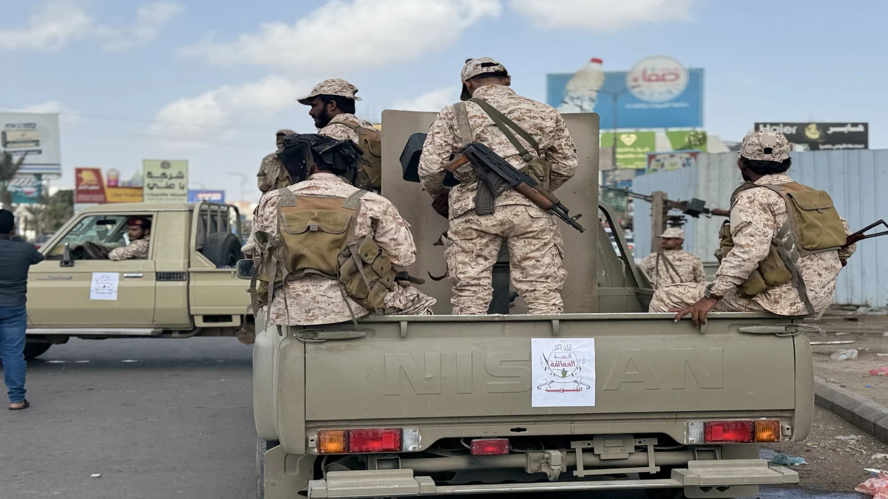 تحرك عسكري مكثف.. التحالف يشدد على خروج كافة القوات من العاصمة المؤقتة عدن